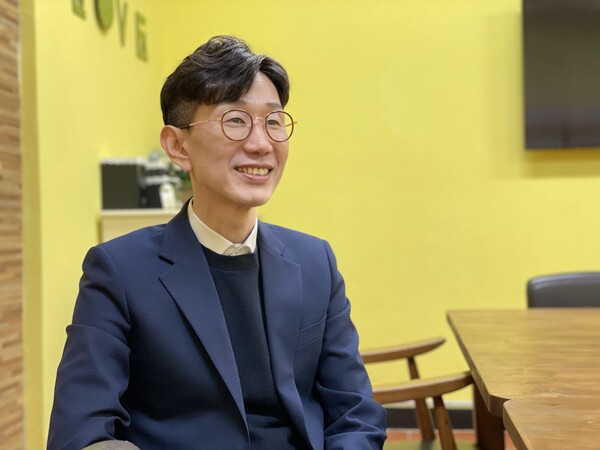 사전 인터뷰에 답하는 김보성 목사