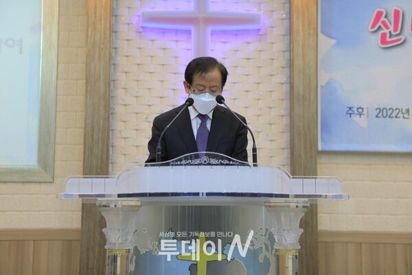 아산시 발전과 아산시 지도자들을 위해 기도하고 있는 김주섭 목사(아산천호교회)