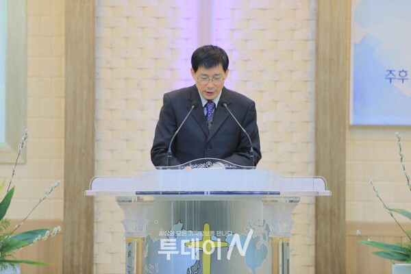 아산시기독교연합회 사무총장 박성화 목사가 환영과 축하, 광고를 전하고 있다.