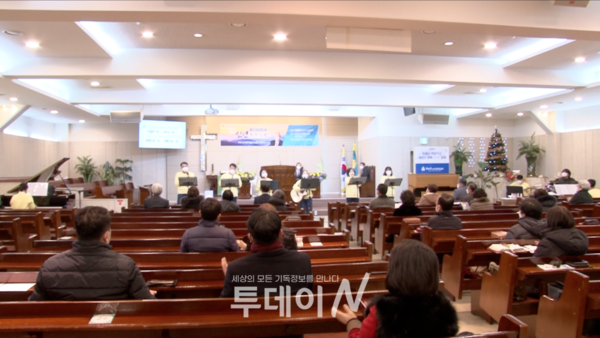 원주온누리침례교회 본당에서 2022 신년집회가 진행되고 있다.