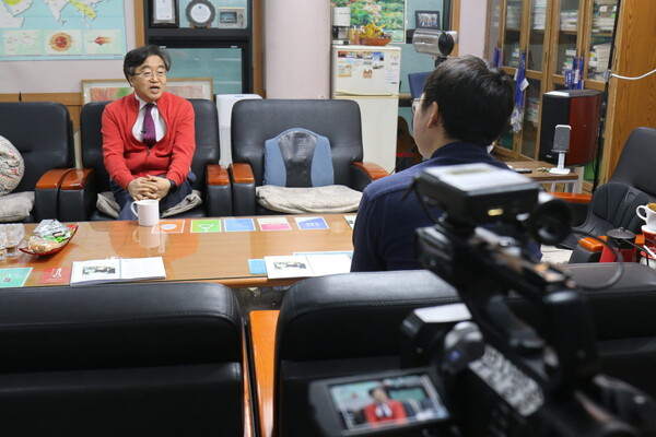 임석웅 목사가 기자와 대화를 나누고 있다.