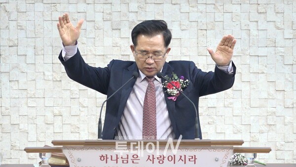 축도하고 있는 부경교회 여승철 목사