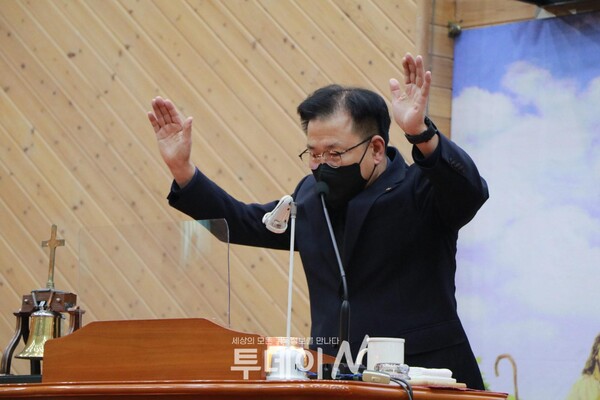 충주시기독교연합회 진기섭 목사의 축도로 예배는 마무리되었다.