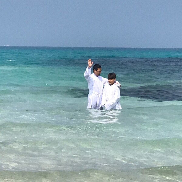 황길상 목사가 청소년들을 대상으로 세례를 진행하고 있다.(코로나 확산 전 활동 사진) @출처=제주라이트교회