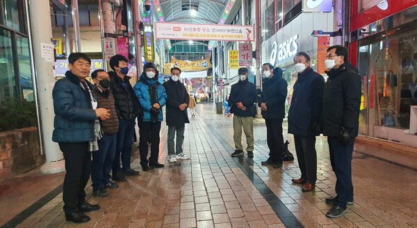 성남동 차없는거리에서 봉사 중인 URCG(@출처=울산은퇴자기독연합회)