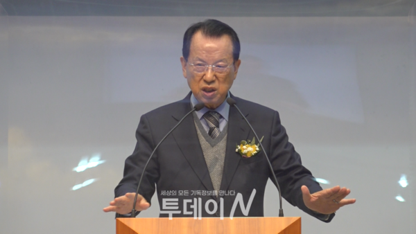 1부 개회예배에서 한국기독교군선교연합회 이사장 김삼환 목사가 설교 말씀을 전하고 있다.