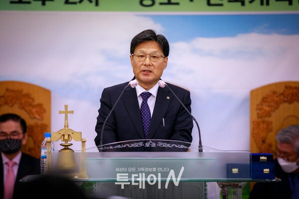 20일 전북개혁신학원 강당에서 열린 학장 이·취임식에서 13대 학장 이경근 목사가 취임사를 전하고 있다.