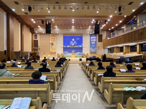대구 동일교회(담임 오현기 목사)는 2022년 신년말씀집회 ‘하나님께 영광 돌리는 교회’를 1월 24일부터 26일까지 사흘간 개최했다.