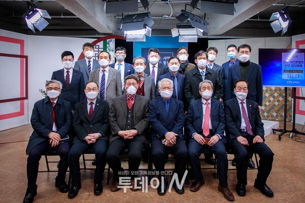 전북기독언론협회 신년하례 참석자들이 단체사진을 촬영하고 있다.