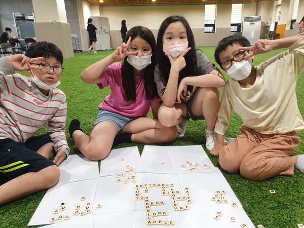 글로벌하담기독학교 학생들이 오후 특별활동인 '극한체험활동' 시간에 알파벳 조각으로 영어 단어를 완성하는 게임에 참여하고 있다. @출처=글로벌하담기독학교