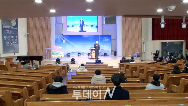 예장통합 용천노회 2022년 청소년 겨울수련회가 원주 충정교회에서 현장예배로 진행되고 있다.