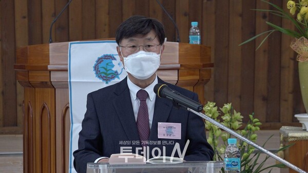 제51회 정기지방회에서 감사보고를 하고 있는 김상진 장로(부경교회)