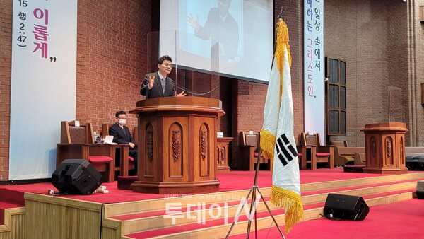 서귀포교회 박동국 위임목사 설교를 전하고 있다.