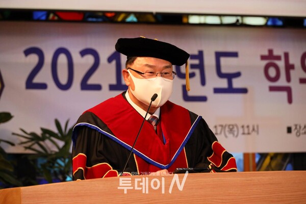 졸업생들에게 권면의 말을 전하고 있는 목원대학교 이사장 유영완 목사