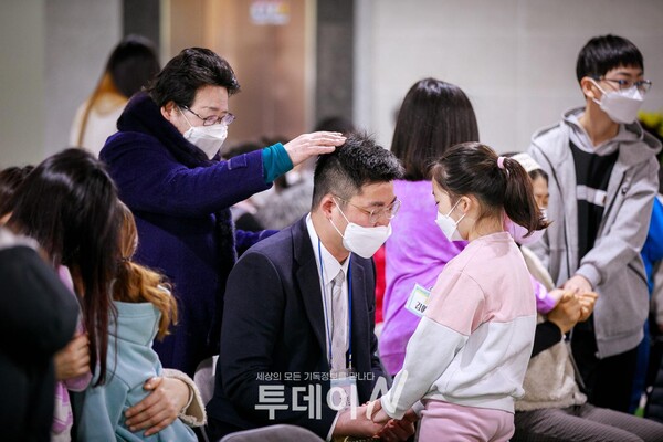 김예림 학생 가정 3대가 서로를 축복하며 기도하고 있다.