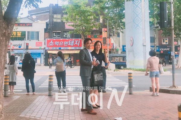 채우식 목사와 김은향 사모가 거리에서 전도를 하고 있다. @출처=은혜로비전교회