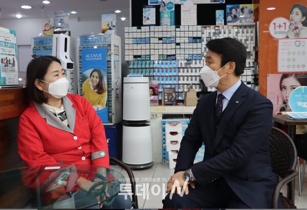 CTS광주방송 양회정 지사장(오른쪽)과 김선미 대표(왼쪽)와의 이야기가 진행 중에 있다.