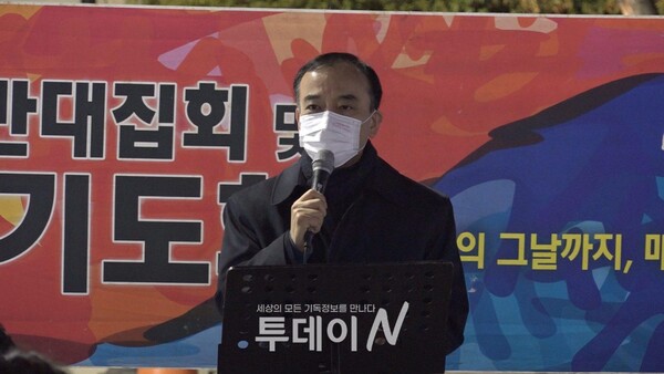 북한주민과 탈북동포를 위한 기도의 중요성에 대해 말하는 이용희 교수