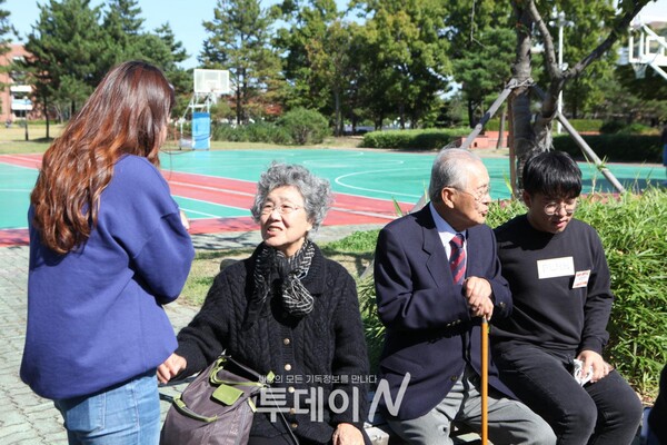 한동대학교 캠퍼스에서 아내 김영선 권사, 학생들과 함께 @출처=한동대학교