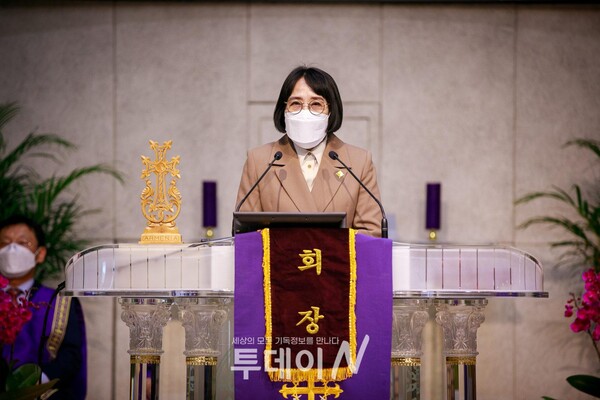 21일 군산 지경교회에서 열린 한국기독교장로회 군산노회 제117회 1차 정기노회에서 총회장 김은경 목사가 인사를 전하고 있다.