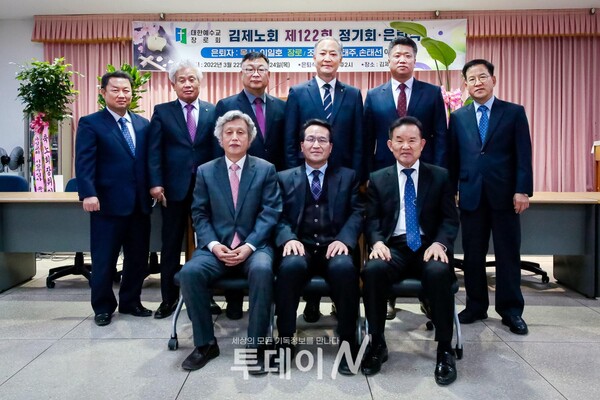 제122회 정기회에서 선출된 임원들이 함께 사진을 촬영하고 있다.