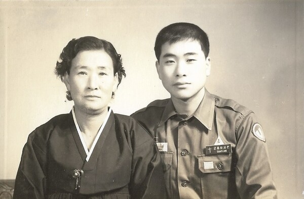 곽도희 목사가 군종하사관 시절 어머니와 함께 찍은 사진