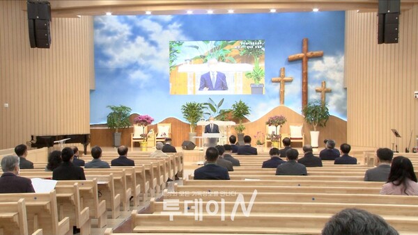 한국대학생선교회 원로 윤수길 목사가 특강을 진행하고 있다.