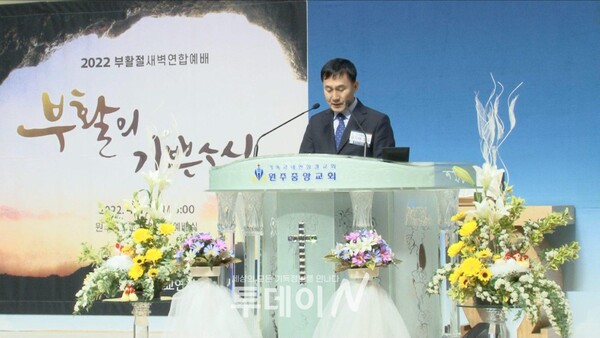 원주시기독교평신도연합회 회장 김기석 장로가 특별기도 하고 있다.