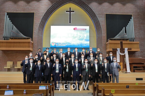 예배가 마친후 천안시기독교총연합회 회원들이 사진을 찍고 있다.