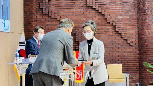 여수노회 부노회장 공석에 따라 여수중앙교회 유도희 장로가 단일후보로 선임되어 당선증을 수여받았다.