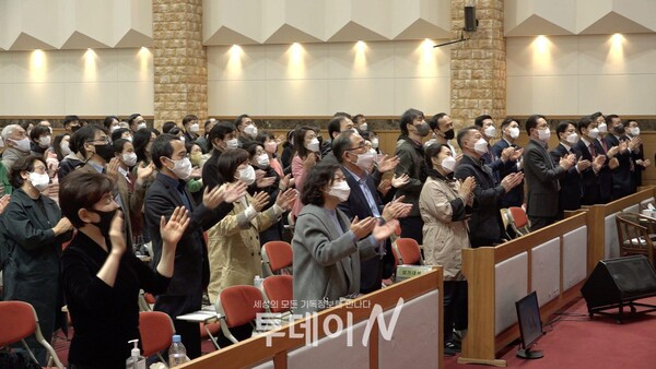한국교회의 회복과 부흥을 위해 기도하기 위해 모인 침례교회 성도들