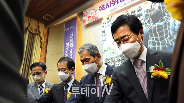 예장 합동 목포노히 노회장 송광현 목사(오른쪽)와 안수위원들