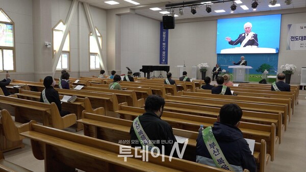 샘물교회(김병수 목사)에서  부산복음화운동본부가 주최하는 제58차 전도대회 및 구국기도회가 열리고 있다.