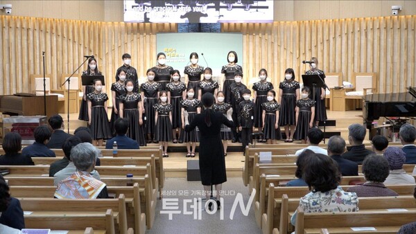 CTS부산방송소년소녀합창단(지휘자 김민지)이 신흥교회의 초청을 받아 연주회를 열었다.