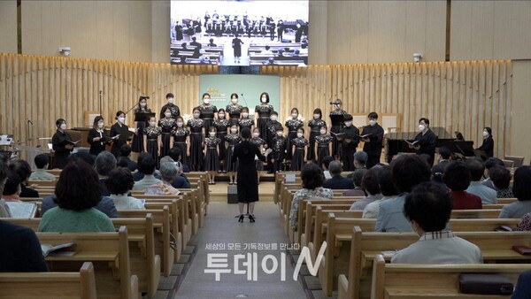 CTS부산방송소년소녀합창단원들과 스텝들이 함께 '감사해'를 연주하고 있다.