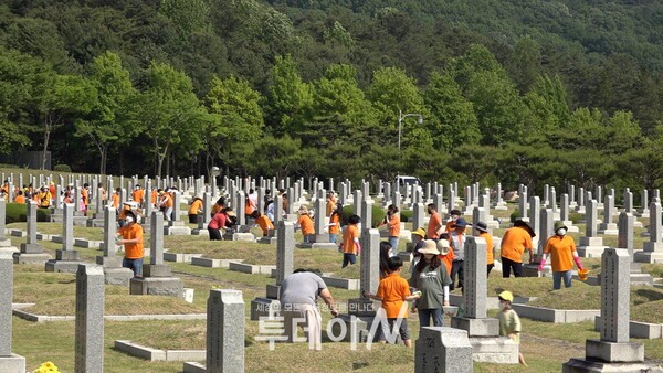 대전새중앙교회가 국립대전현충원 비석 닦기 봉사를 진행했다. 
