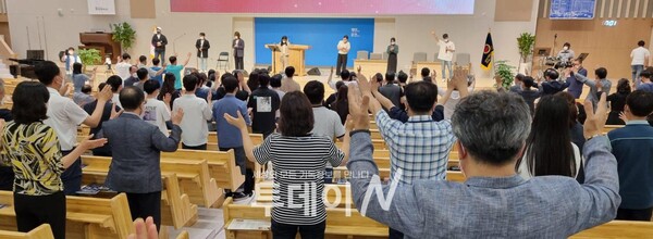 참석자들이 '2022 블레싱 광주' 행사에서 광주지역 교회를 위해 특별기도를 하고 있다.