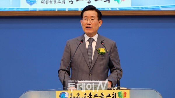 ‘짐을 지는 사람들’이란 제목으로 말씀을 전하며 한국교회를 위한 북교동교회의 책임을 권면한 증경총회장 류정호 목사 