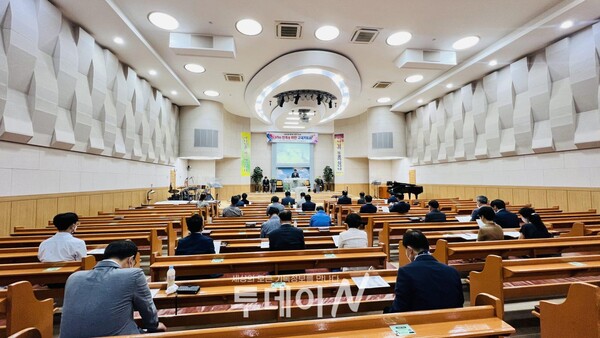 여수기독교단체총연합회는 20일, 여수 충무동교회에서 2022년 제1회 석찬기도회를 '나라와 민족을 위한 구국기도회'로 개최했다.