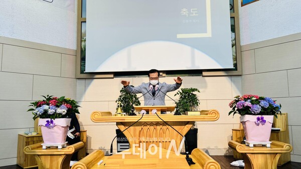 협의회 직전회장 김형수 목사의 축도로 예배를 마쳤다.