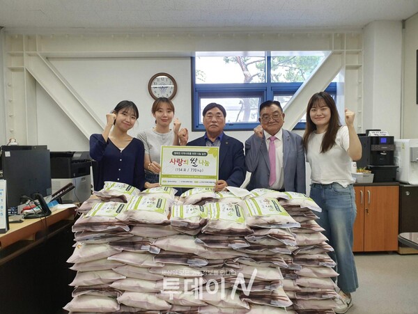 사회복지법인 지구촌사회복지재단이 성남시보훈회관에 국가유공자의 식생활 지원을 위한 “사랑의 쌀”을 전달했다.  (출처@= 지구촌사회복지재단)