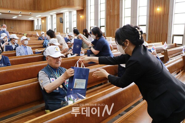 청주중앙교회가 참석한 6.25참전 유공자에게 격려금과 기념선물을 전달하고 있다.
