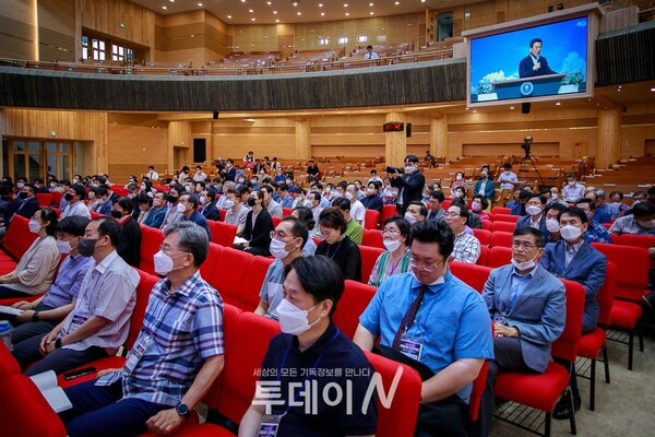 부흥키워드에 참석한 목회자들이 목회의 돌파구를 찾기 위해 강의에 집중하고 있다. 