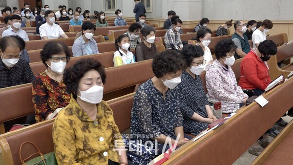 나라와 교회, 북한과 통일을 위해 함께 기도하고 있는 북구기독교연합회 소속 성도들의 모습