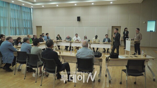 세계인터강원협력네트워크 대표단 콘퍼런스가 춘천북부노인복지관에서 열리고 있다.