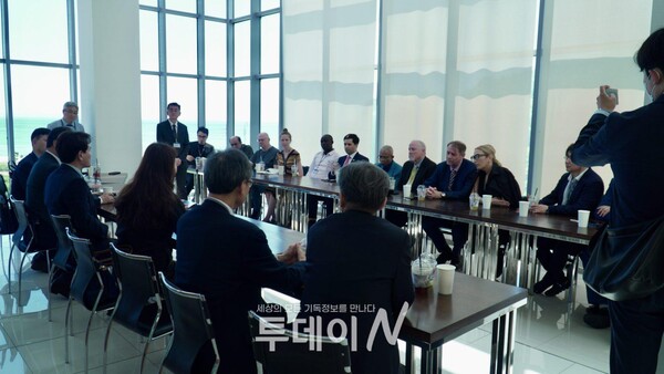 세계인터강원협력네트워크 대표단이 DMZ 박물관에서 김진태 강원도지사 당선인과 차담회를 가지고 있다.
