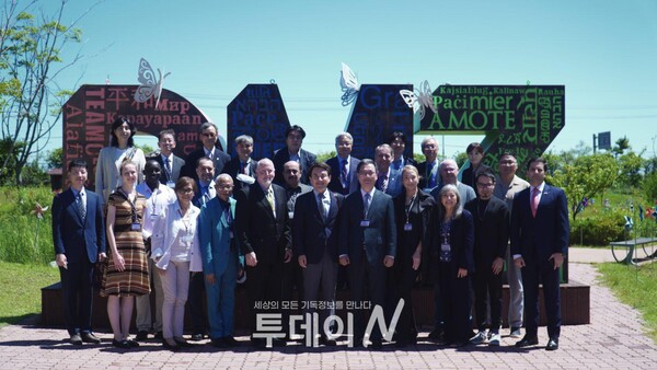 세계인터강원협력네트워크 대표단과 김진태 강원도지사 당선인이 DMZ 박물관 앞에서 기념사진을 촬영하고 있다.