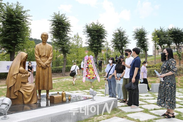 선교조각공원 ‘축복의 동산’ 제막식에서 참석자들이 예수님 조각상을 둘러보고 있다.