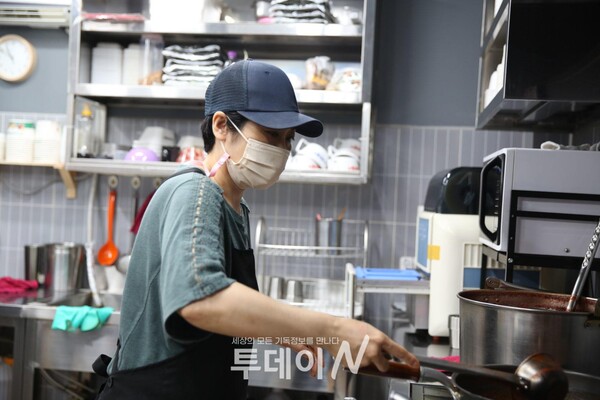 대표 김태연 권사가 음식을 준비하고 있다. 