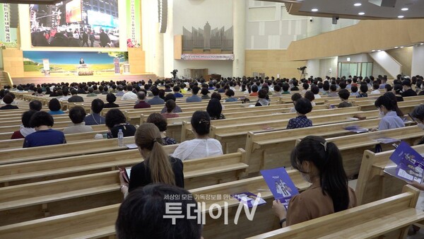 부산 포도원교회에서 열린 '들어볼까' 세미나 참가자들이 강의를 듣고 있다.